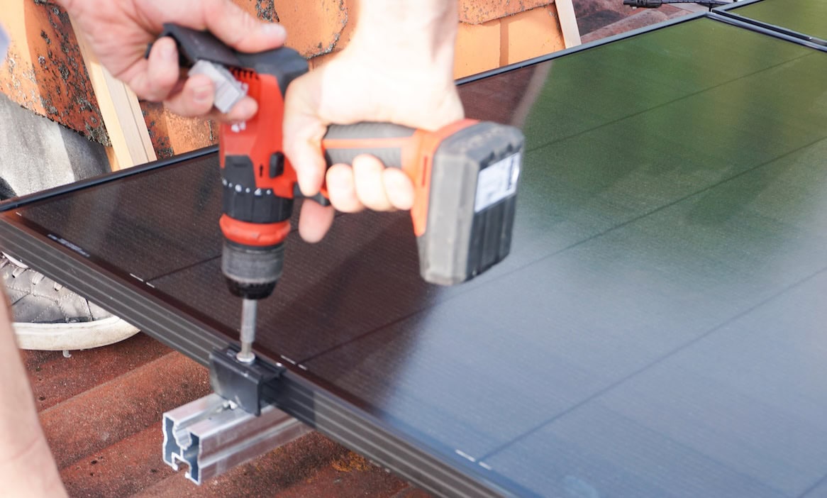 Mann installiert eine Fotovoltaikanlage: Die Vema hat ihre Mitglieder nach deren liebsten Fotovoltaik- und Elektronikversicherern befragt.