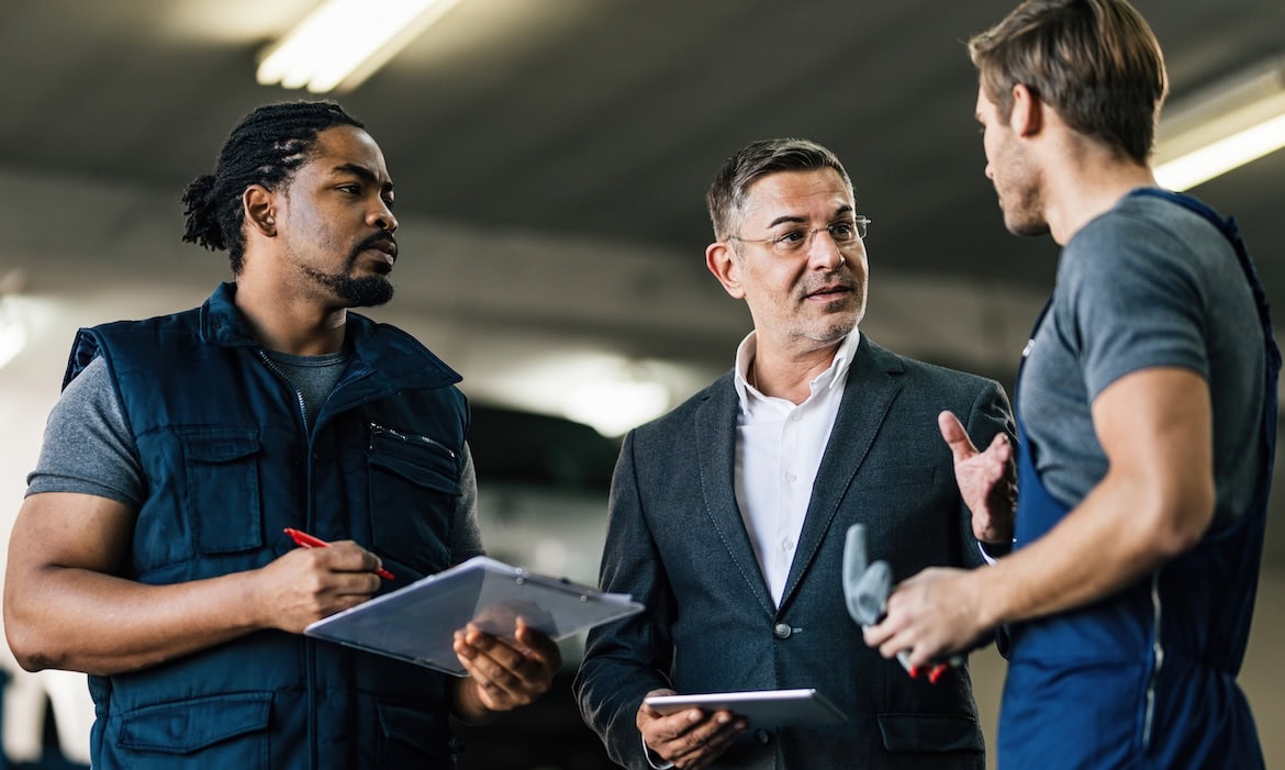 Chef spricht mit Mitarbeitern: Die Novelle des Betriebsrentenstärkungsgesetzes soll vor allem kleine und mittlere Unternehmen dazu bringen, ihren Mitarbeitern eine betriebliche Altersversorgung anzubieten.