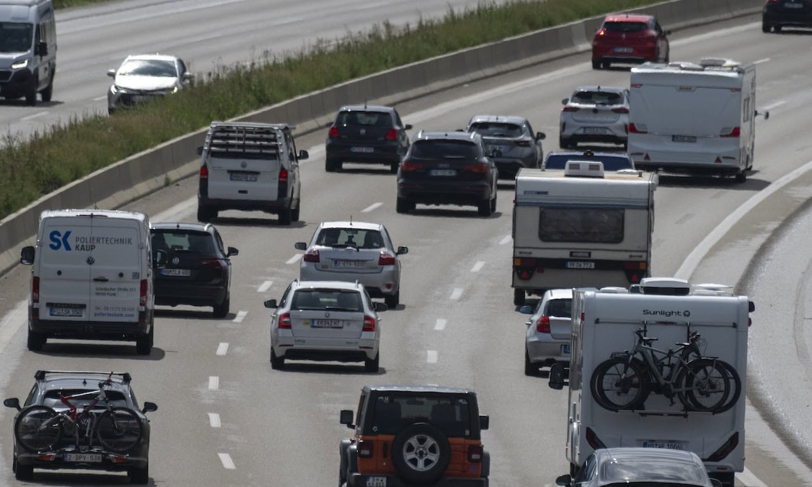 Autos auf der Autobahn: Die Schadenhäufigkeit und -höhe ähnelt sich bei E-Autos und traditionellen Modellen immer mehr an, so der GDV.
