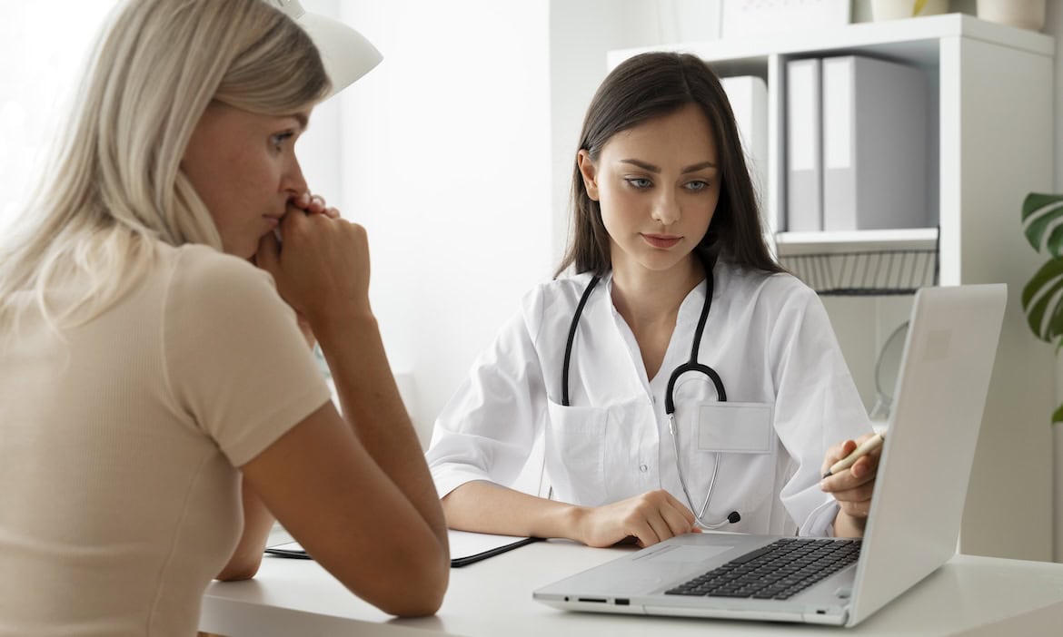 Ärztin bespricht einen Befund mit Patientin: Änderungen ihres Gesundheitszustands müssen Personen mit Grundfähigkeitsversicherung dem Versicherer schnellstmöglich mitteilen.