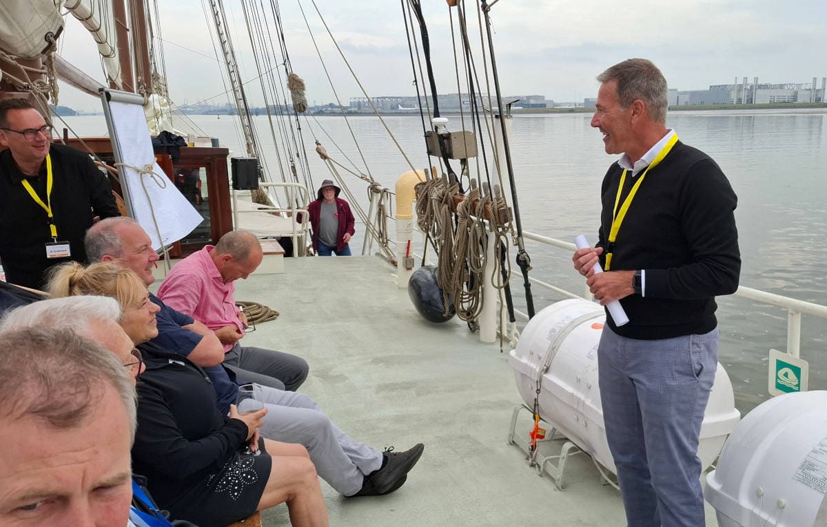 Sprechen im Workshop über Fahrräder und Unfälle: Stephan Seybold (rechts, Janitos) und Michael Kalbfleisch (hinten links, Baloise) (Foto: Pfefferminzia)