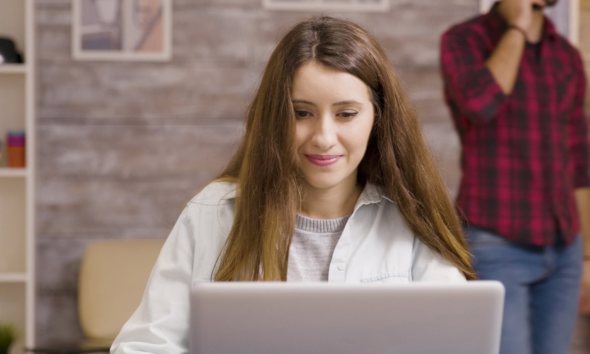 Frau recherchiert im Netz nach Versicherungen: Online-Abschlüsse sind laut einer aktuellen Bitkom-Befragung bei Kunden vor allem bei Reiserücktritt- und Tierversicherungen beliebt, beim Thema BU am wenigsten.