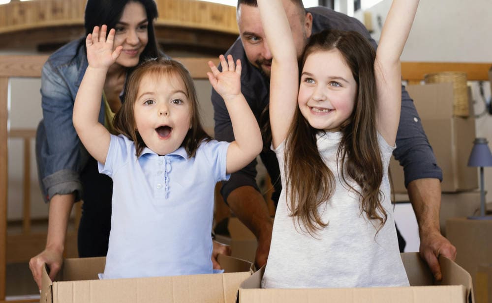 Familie im neu gekauften Haus: Förderprogramm „Jung kauft Alt“ erhält kaum Nachfrage
