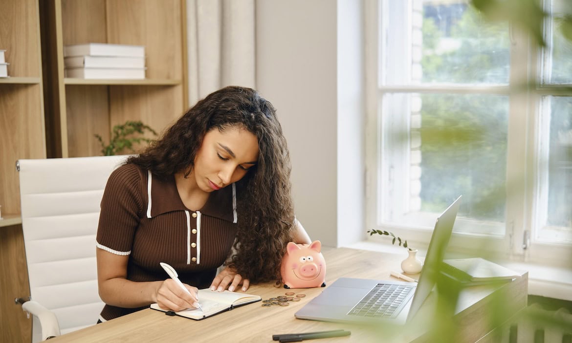 Frau berechnet ihre Sparquote: Die Deutschen würden eigentlich gerne mehr sparen, als sie tatsächlich zurücklegen.