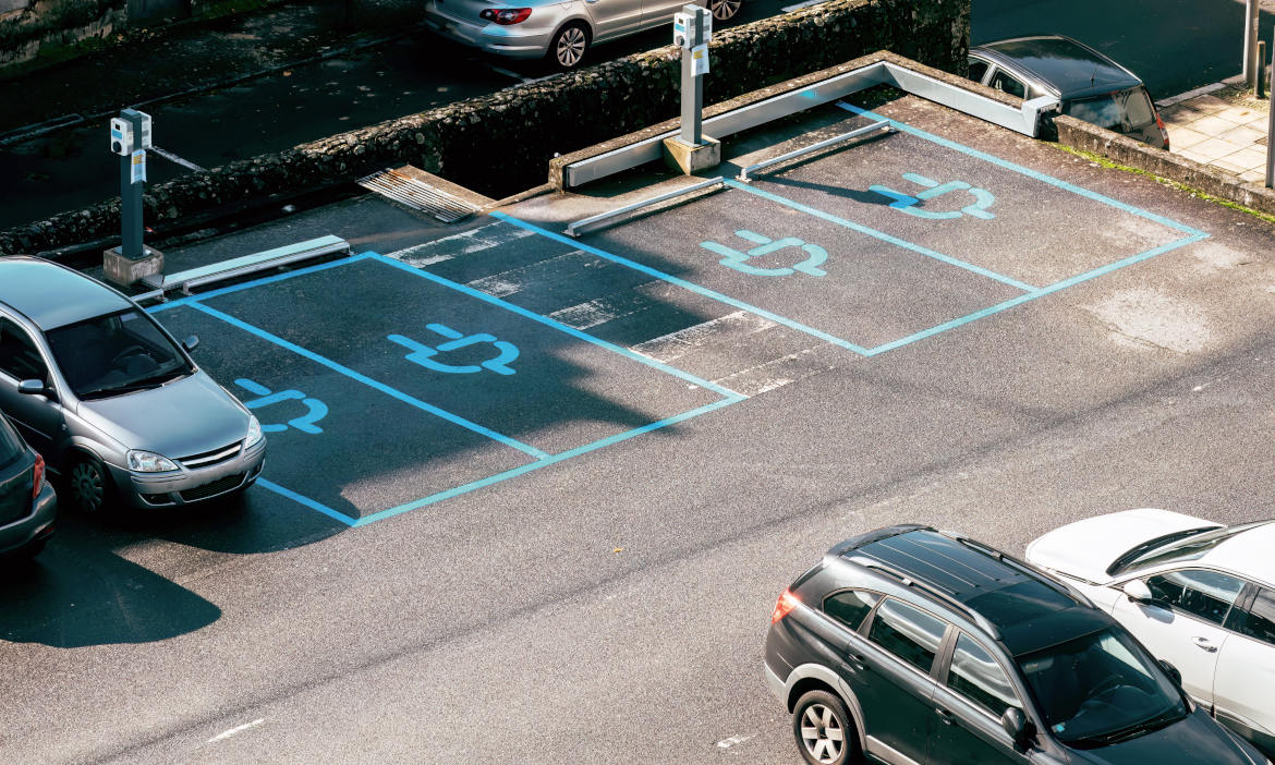 Leere E-Auto-Parkplätze: Flottenversicherer sind sich sicher, dass die Nachfrage nach elektrischen Autos kräftig steigt