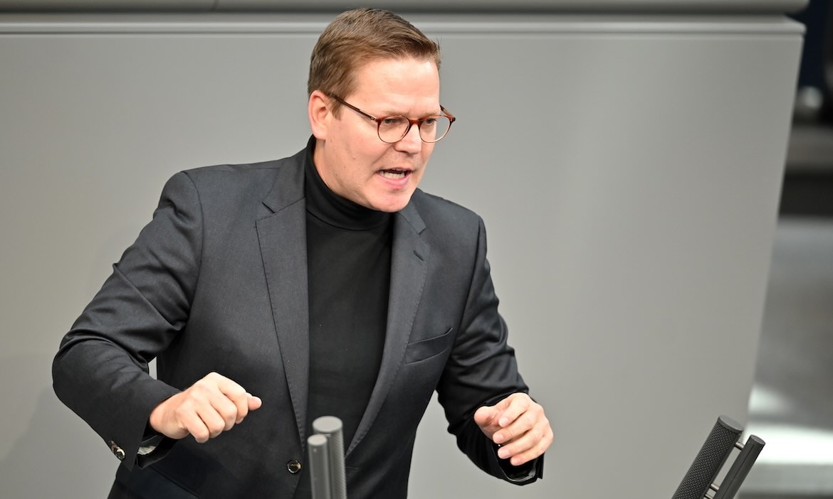 Staatssekretär Tino Sorge (CDU) spricht in einer Plenarsitzung im Deutschen Bundestag