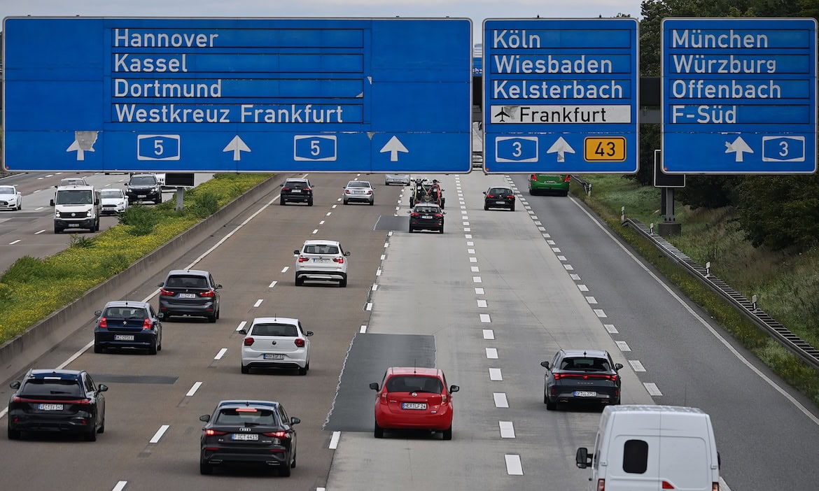 Autos fahren auf einer vollen Autobahn: Als eine der größten Gefahren empfinden Autofahrer ein zu dichtes Auffahren anderer Verkehrsteilnehmer.