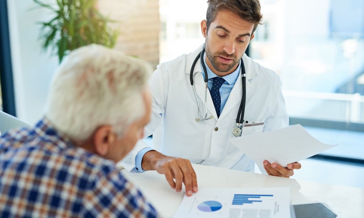 Ein Arzt geht die Krankenakte mit seinem Patienten durch: Die Patientenakte ist nicht immer leicht zu bekommen.