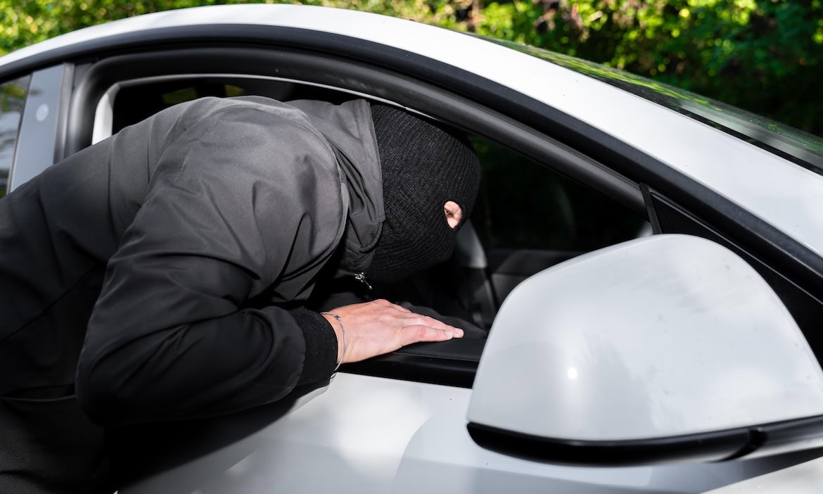 Mann klaut ein Auto: Wenn ein Fahrzeug gestohlen wurde, ersetzt die Teilkaskoversicherung den entstandenen Schaden.
