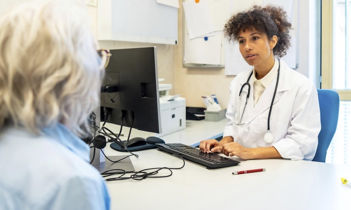 Ärztin bespricht Befund mit Patientin: Die Beitragsbemessungsgrenze und Jahresarbeitsentgeltgrenze steigen 2026 erneut an.