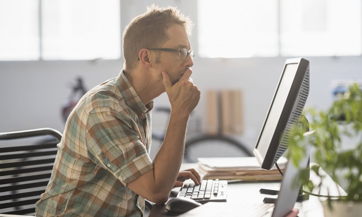 Mann ist verwirrt über Versicherungsformular: Schlechte Online-Prozesse nerven deutsche Versicherungskunden.