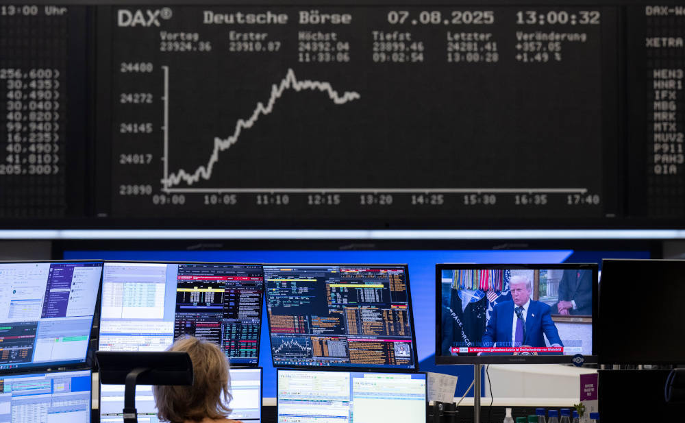Dax-Tafel in der Börse zu Frankfurt: Aktive ETFs bauen solche klassischen Indizes nicht einfach nach, sondern verändern sie mehr oder weniger