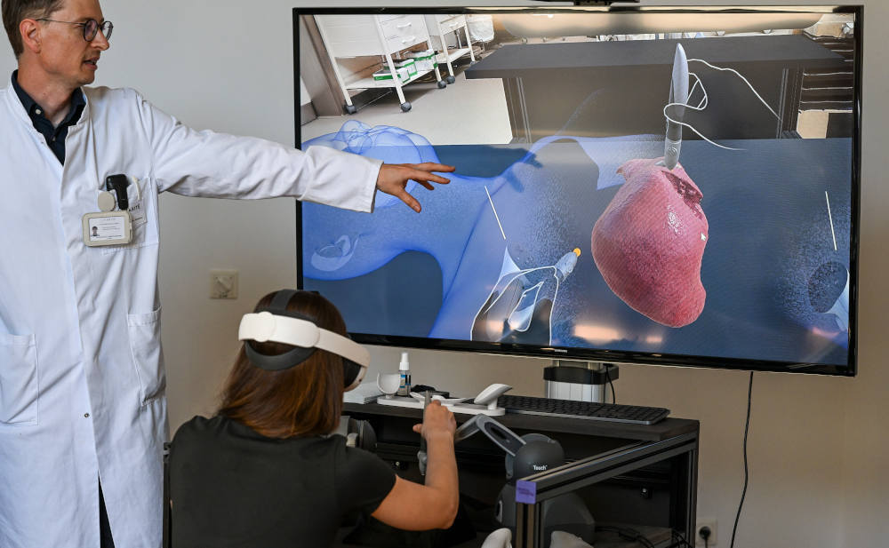 Neue Technologien (wie hier die Operation mit 3D-Brille) treiben die Kosten für die gesetzliche Krankenversicherung: Hilft ein Ausgabenmoratorium?