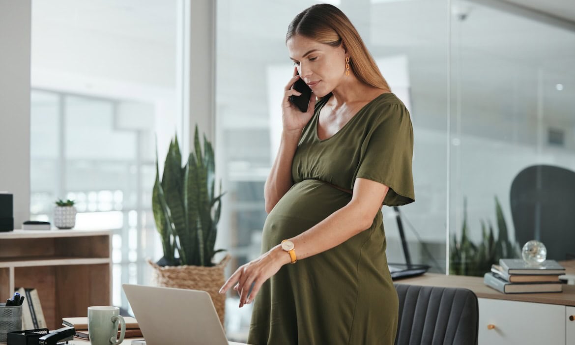 Schwangere Frau bei der Arbeit: Für werdende Eltern hat der neue Komfort-PKV-Tarif der LKH viele Leistungen im Angebot.
