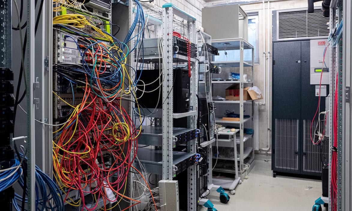 Serverraum eines Unternehmens: Viele Mittelständler fürchten sich zwar vor Cyberangriffen, kümmern sich aber nicht genug um ihre Sicherheit, so das Fazit einer GDV-Umfrage.