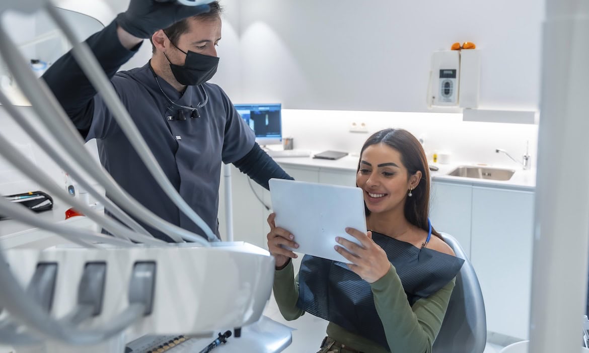 Frau beim Zahnarzt: Manche Ärzte rechnen gesetzliche Leistungen als Igel-Leistungen ab, so der Vorwurf des Verbraucherzentrale Bundesverbands.