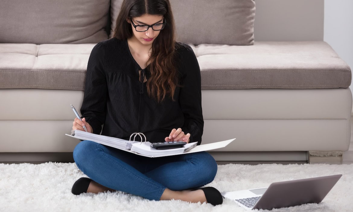 Junge Frau kontrolliert ihre Finanzen: Junge Kunden möchten bei komplexen Produkten weiterhin eine persönliche Beratung.