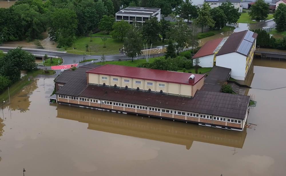 Überschwemmte Schule im baden-württembergischen Meckenbeuren im Juni 2024: Versichern Kommunen ihre Gebäude gegen Elementarschäden wie durch Hochwasser und Starkregen?