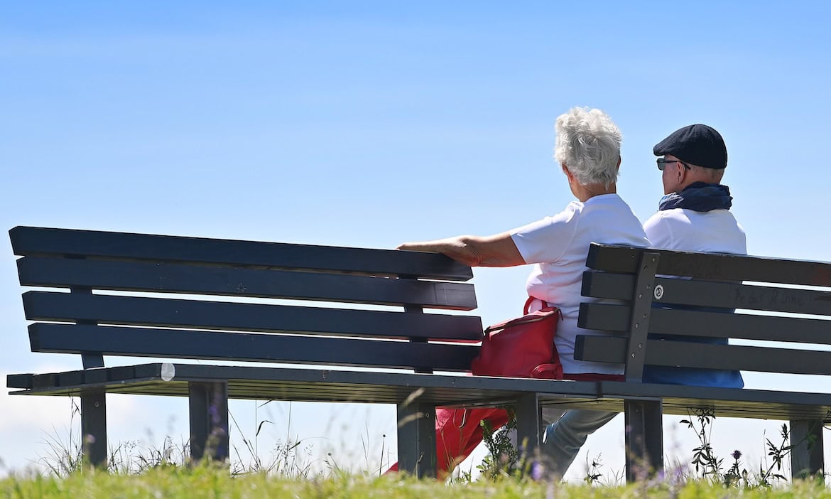 Rentnerehepaar auf einer Parkbank: Viele deutsche Rentner kommen im Ruhestand finanziell gerade so über die Runden.