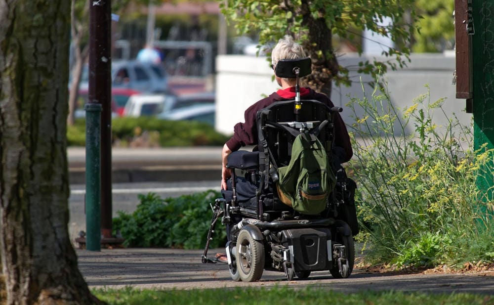 Barrierefreier Weg mit Rollstuhl im Freien, Zugang für Menschen mit Behinderung.