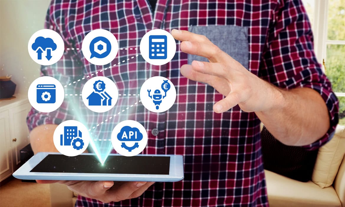 Digitales Datenmanagement für Makler mit Tablet und Cloud-Tools.