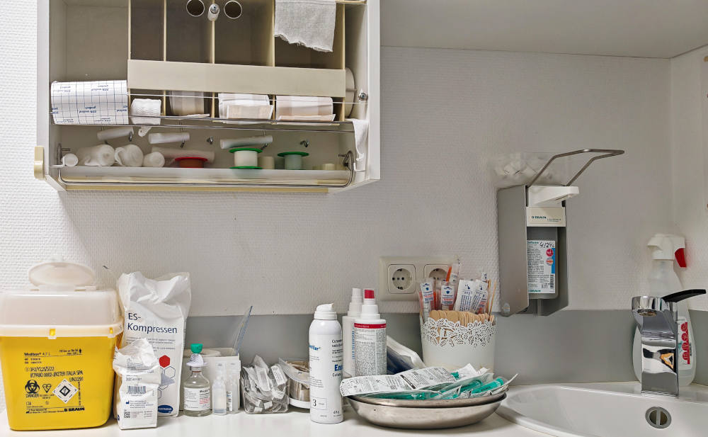 Notfalldose, Erste Hilfe, Medizin, Verbandsmaterial, medizinische Versorgung, Krankenhausapotheke, Sanitätskasten, medizinische Notfallausrüstung, Notfallmedizin, medizinische Hilfsmittel.