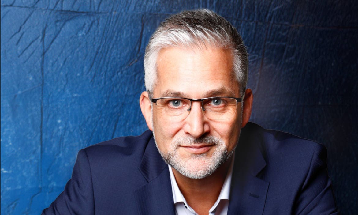 Attraktiver Mann in Anzug vor dunklem Hintergrund, Business und Vertrauen.