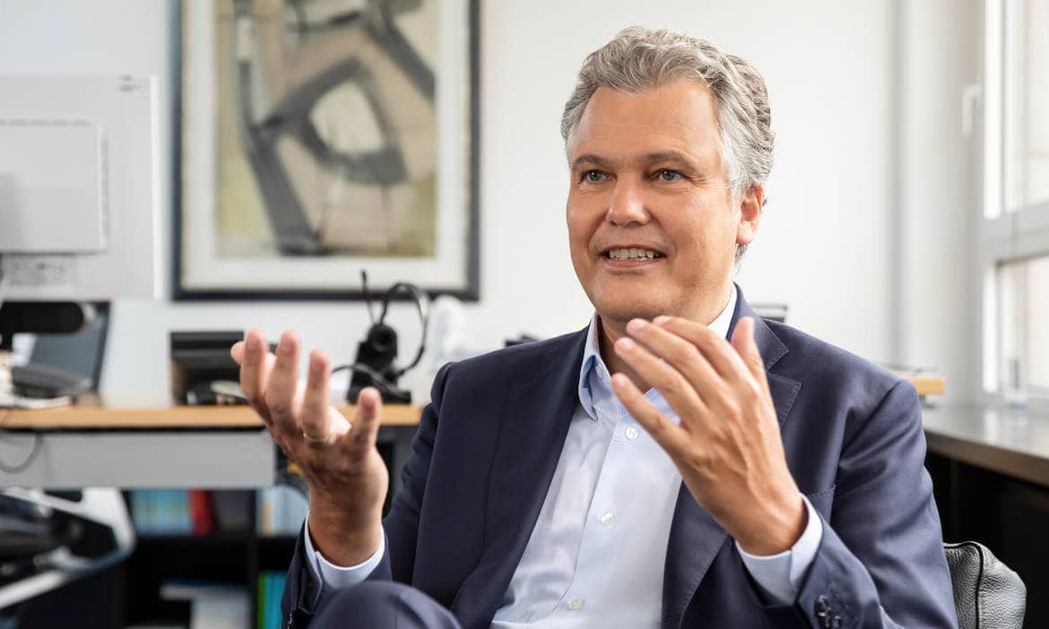 Präziser, seriöser Mann im Gespräch, Business, Beratung, Beruf, Erfolg, Kommunikation, Büro, professionell.