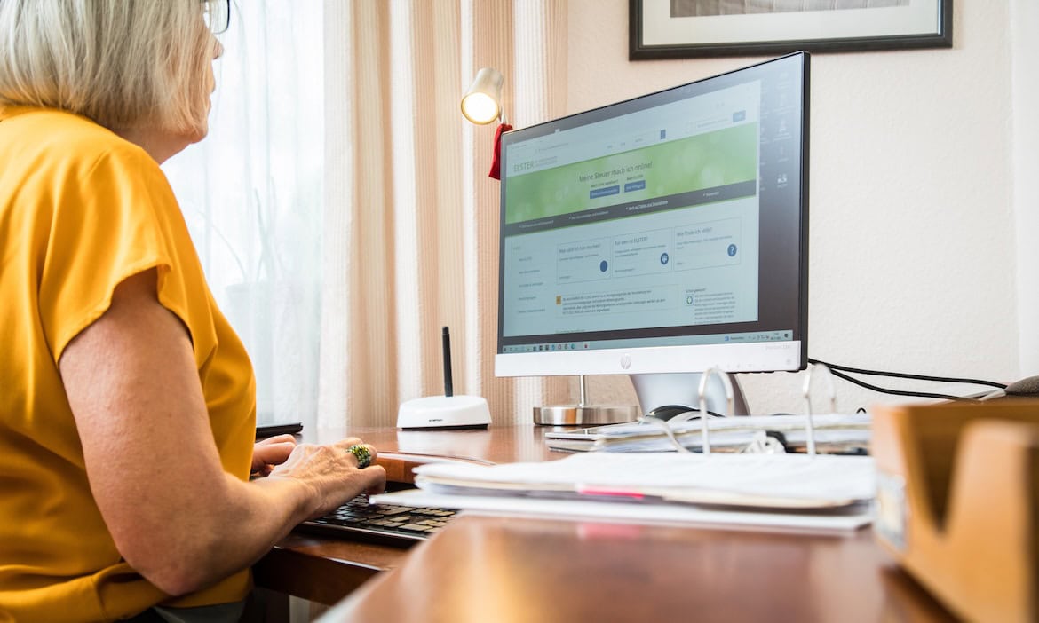 Sicherheit der Online-Steuererklärung am Computer.