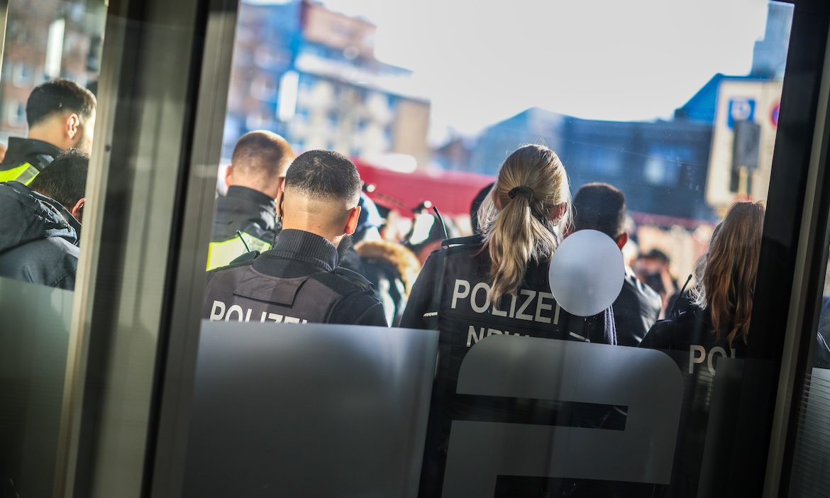 Polizisten vor der Sparkassenfiliale Gelsenkirchen-Buer, so Einbrecher in den Tresorraum gelangten und fast alle Schließfächer ausräumten.