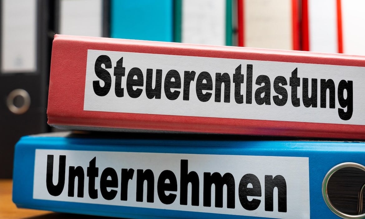Steuerbelastung und Unternehmensführung, Kontrolle, Finanzen, Steuerberatung, Wirtschaft, Erfolg.