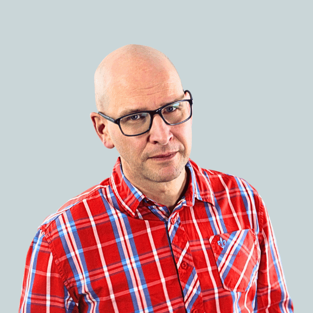 Versicherungsberater mit Brille und roten Hemd, Beratungsexperte für individuelle Versicherungslösungen.