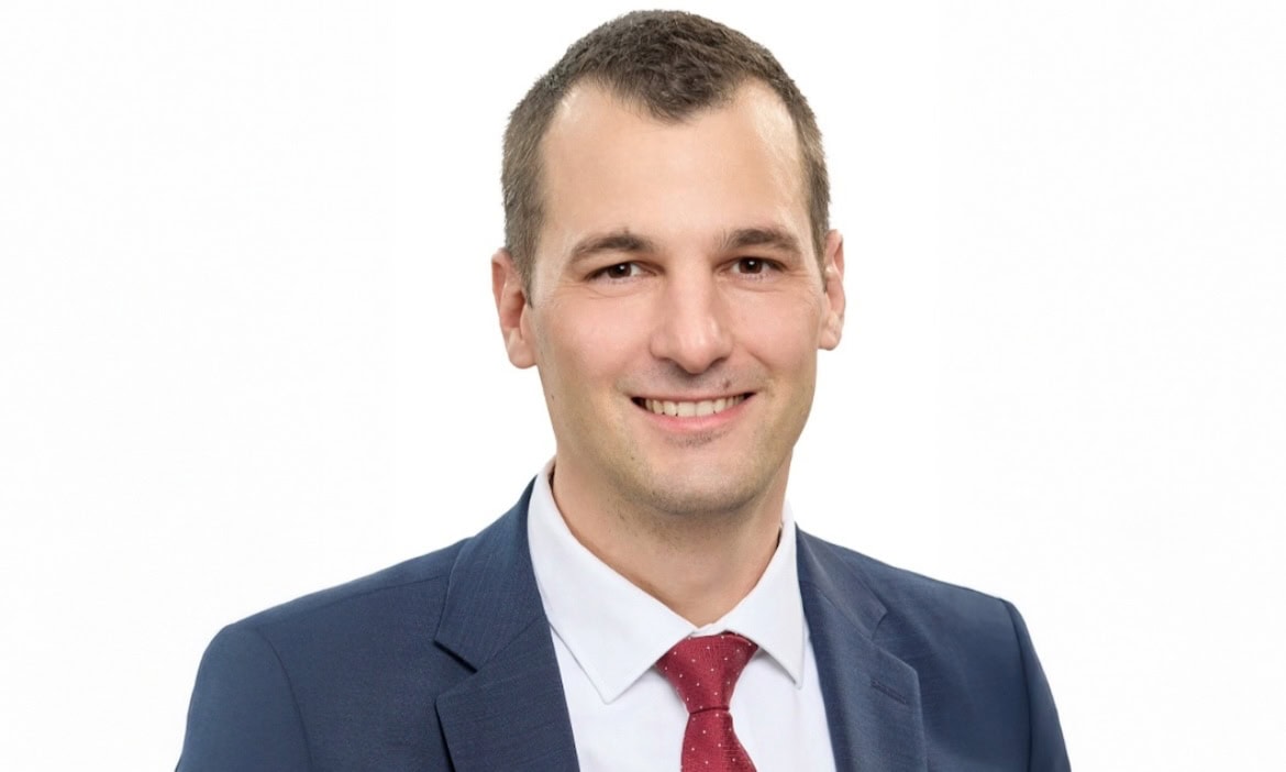 Eleganter Geschäftsmensch in Anzug, professionell, vertrauenswürdig, Geschäftsaufnahme.