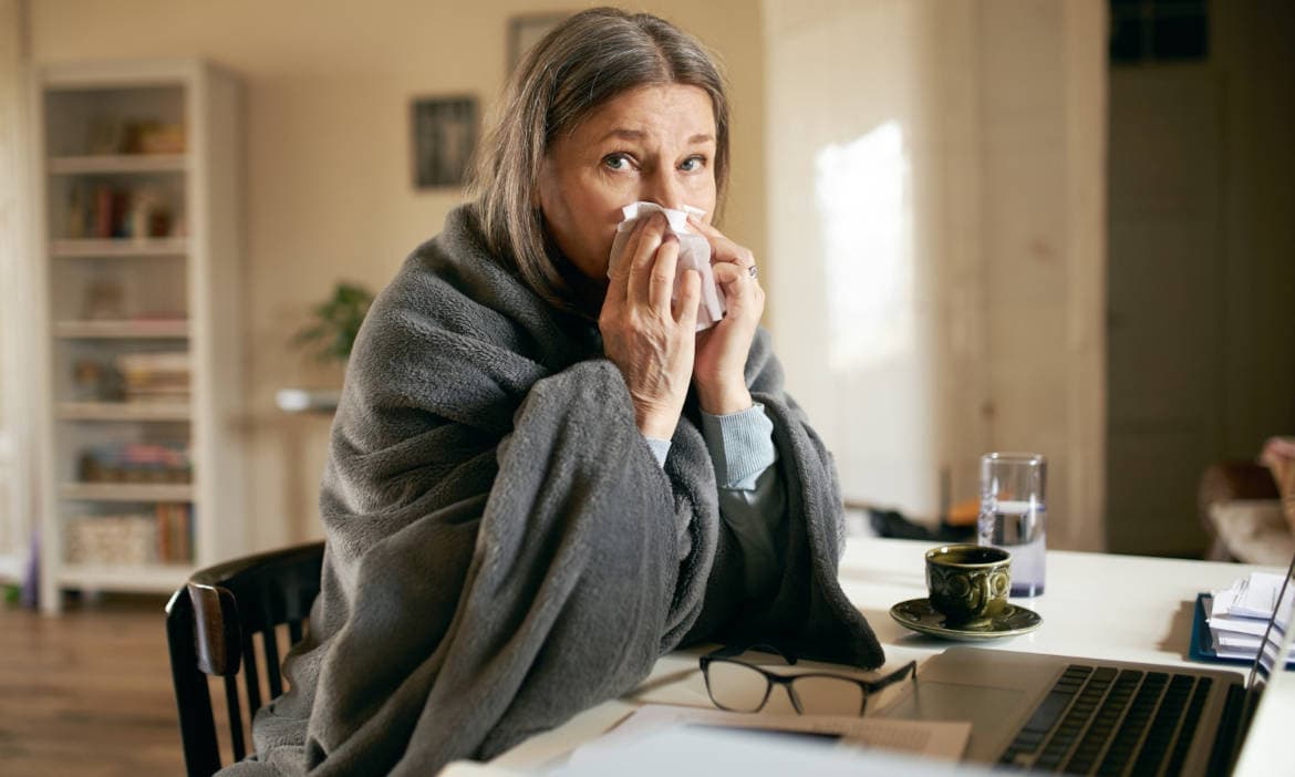 Husten und Erkältung bei älterer Frau, gesundheitliche Vorsorge, Gesundheitstipps von Pfefferminzia.de.