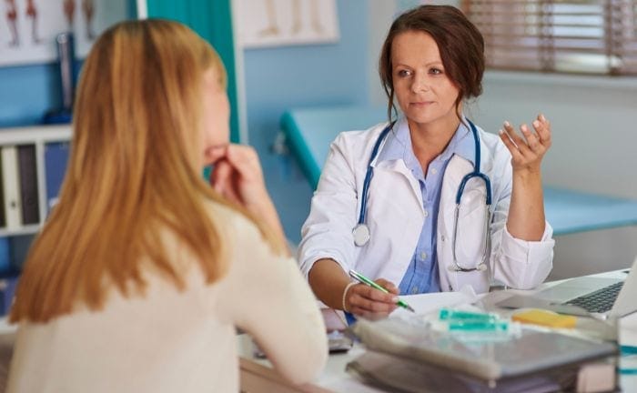 Ärztin berät Patientin im Sprechzimmer, medizinische Beratung, Gesundheitsvorsorge.