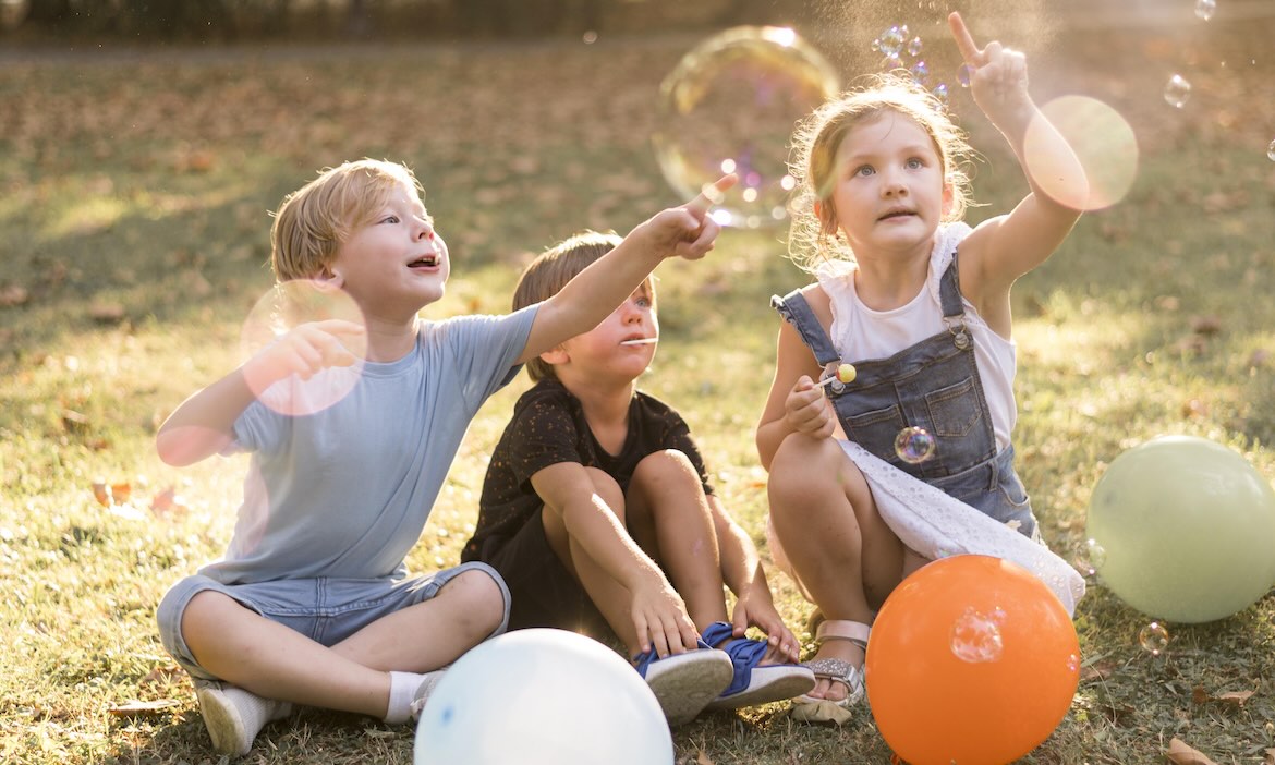 Spielende Kinder: Die Alte Leipziger hat die fondsgebundene Kindervorsorge ALfonds-young gestartet