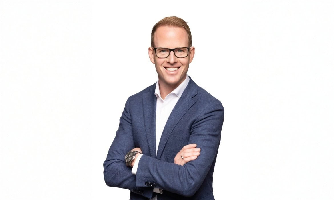 Kompetenter Business-Mann in Anzug, zeigt Vertrauen und Professionalität.