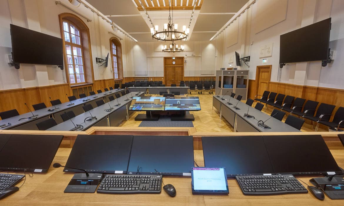 Runderneuerter Gerichtssaal im Oberlandesgericht Koblenz (Symbolbild): Die Rechtsschutzversicherung ist aus Kostengründen daran interessiert, Streitfälle ohne Gerichte zu klären