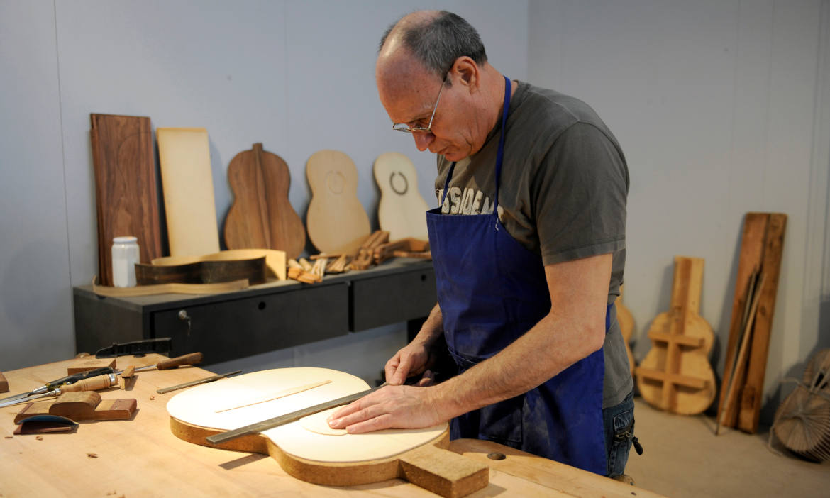 Instrumentenbauer im Rentenalter: Die Aktivrente soll Rentner dazu bringen, freiwillig weiterzuarbeiten. Ist die BU-Versicherung nötig?