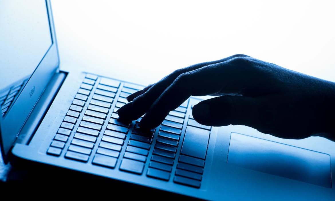 Schlanker Hand auf Tastatur eines Laptops, moderne Technik, digitales Arbeiten.