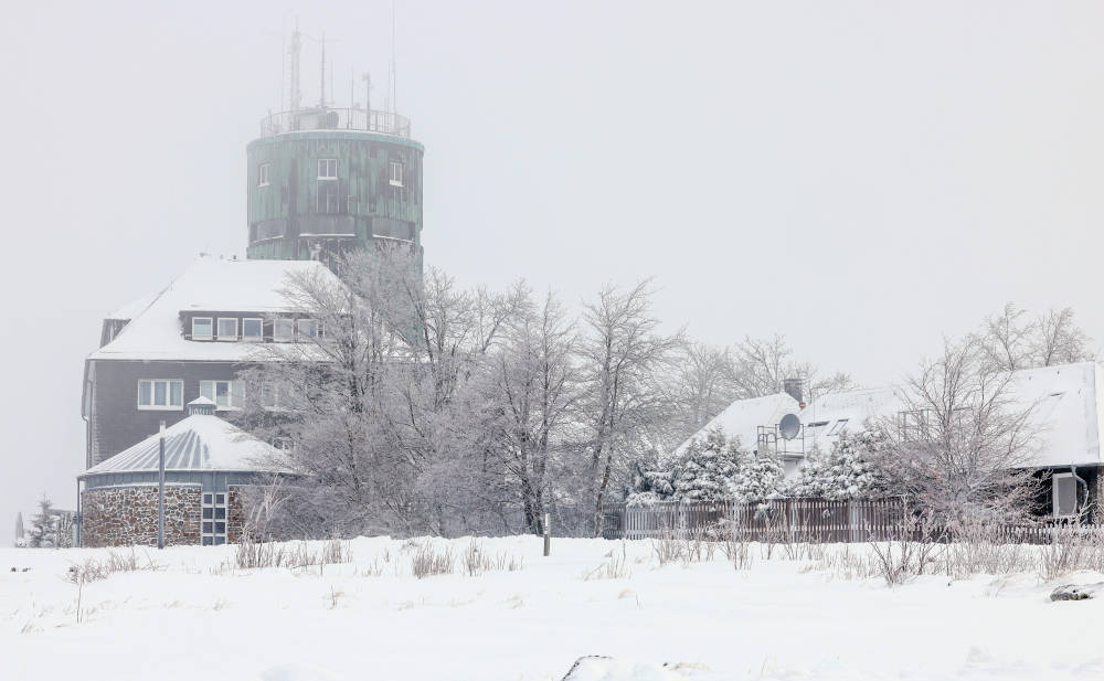 Hochhäuser im Winter mit Schnee, Nebel, Winterlandschaft, frostig, ruhige Atmosphäre.