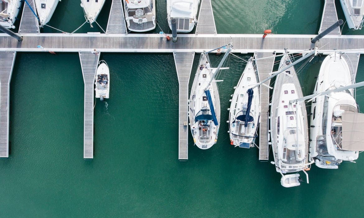 1. Blick von oben auf Segelboote und Yachten im Yachthafen.