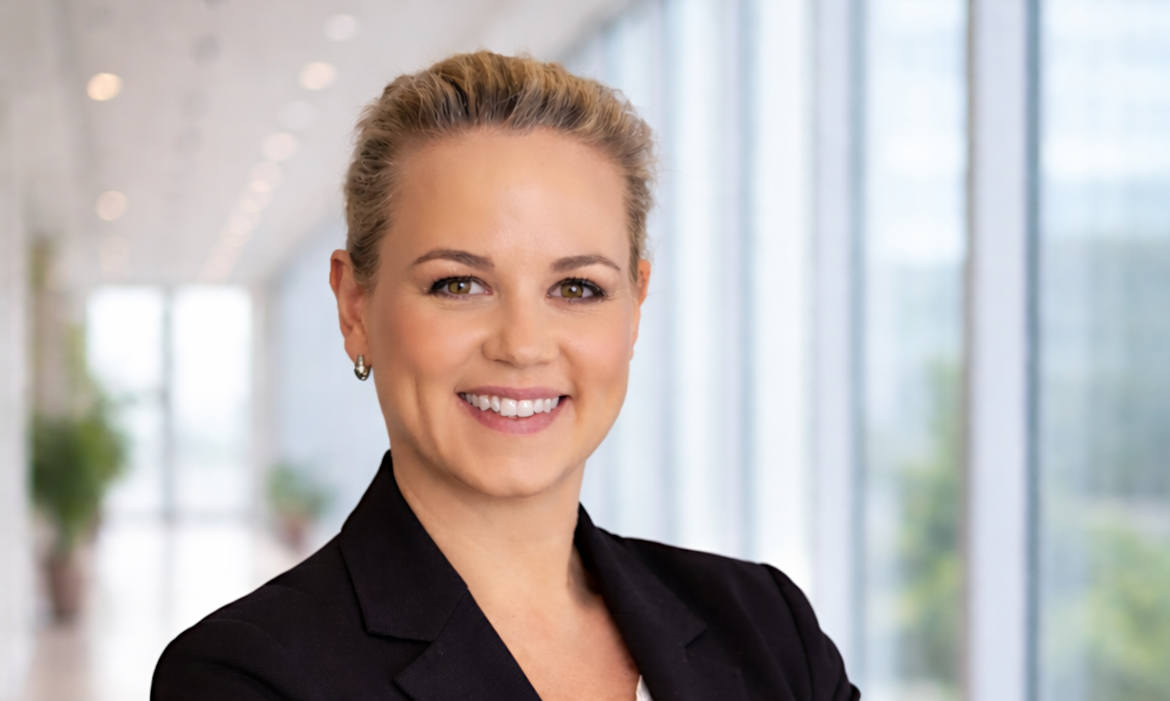 Attraktive Geschäftsfrau in modernen Büroumgebung mit Licht und Fenster.