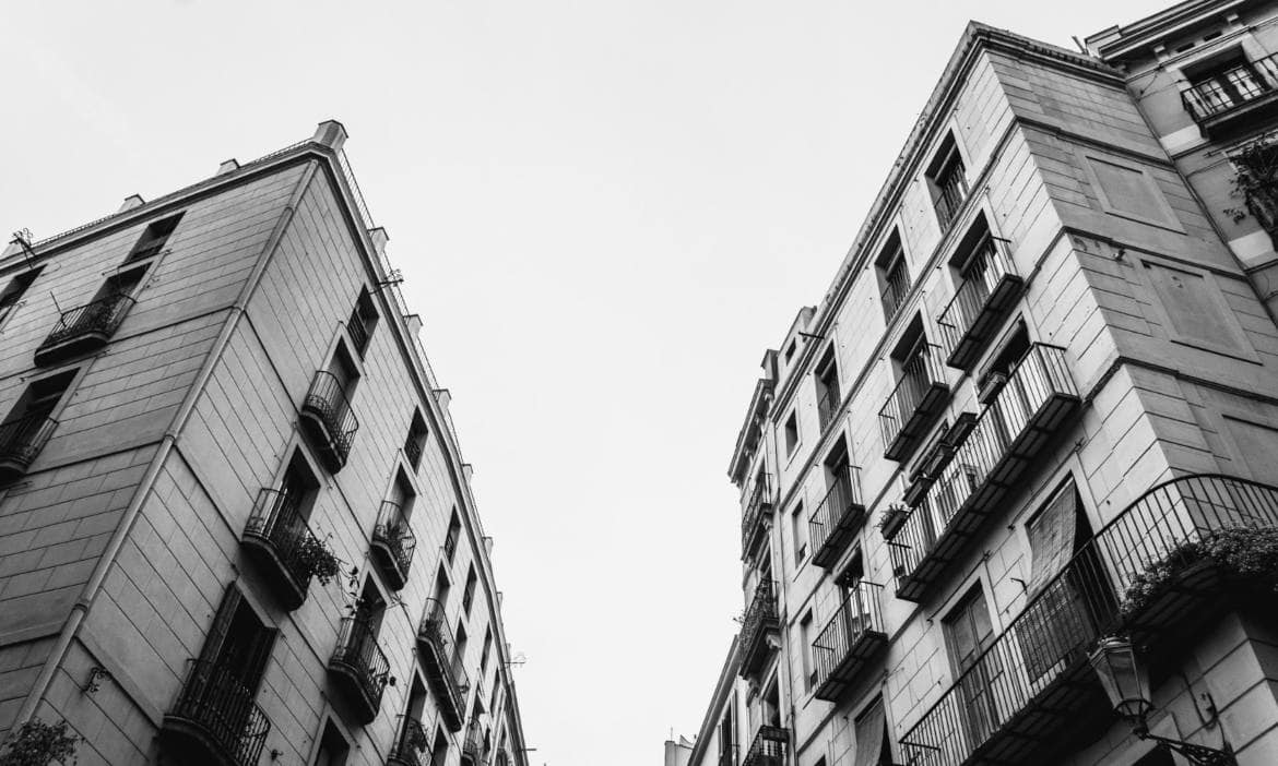 Moderne städtische Wohnhäuser mit Balkonen und klassischen Fassaden in einer europäischen Stadt.