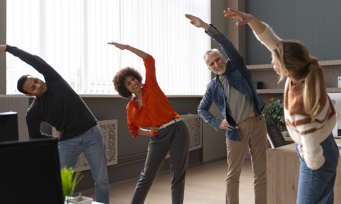 Stressabbau durch Yoga in freundlicher Arbeitsumgebung, Teamwork für mehr Wohlbefinden.