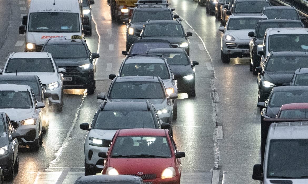 Autofahrer im dichten Verkehr bei Regenwetter.