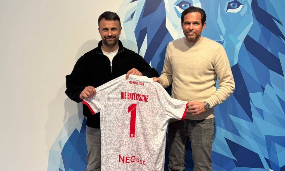 Zwei Männer präsentieren ein Rot-Weiss Essen Trikot bei der Sponsorenveranstaltung.