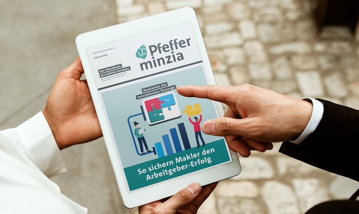 Person zeigt auf Tablet mit Pfefferminzia eMagazin „Betriebliche Konzepte“.
