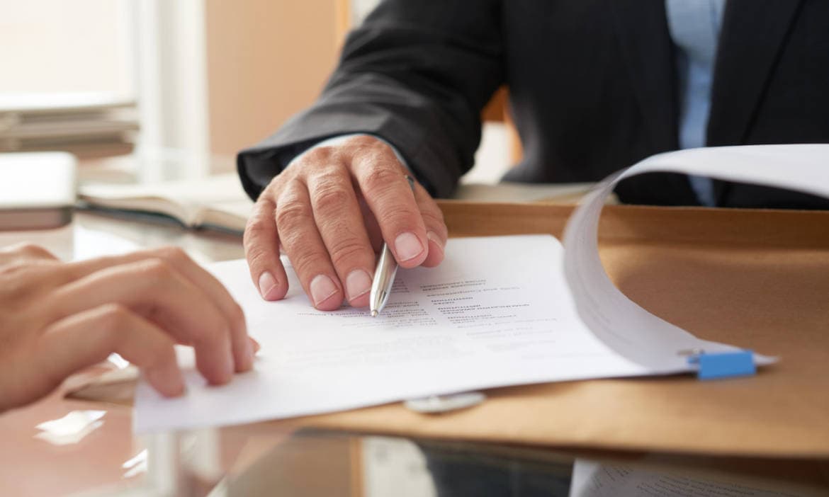 Beratung beim Wechsel des Versicherungsmaklers, Dokumente werden geprüft.