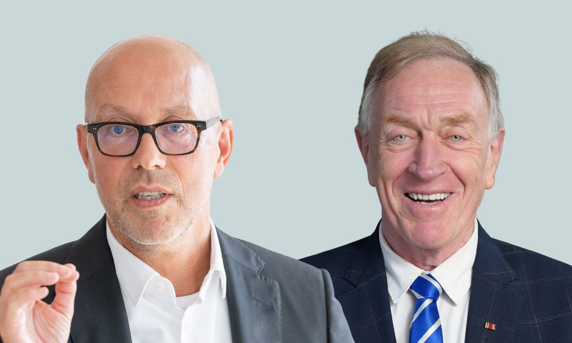 Zwei Männer im Gespräch, Diskussion über Beratungspflichten in der Versicherungsbranche.